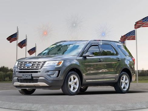Used 2017 Ford Explorer XLT image 2
