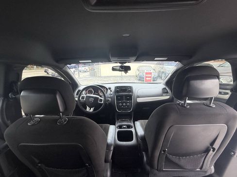Used 2016 Dodge Grand Caravan SXT w/ UConnect Hands-Free Group FWD image 18