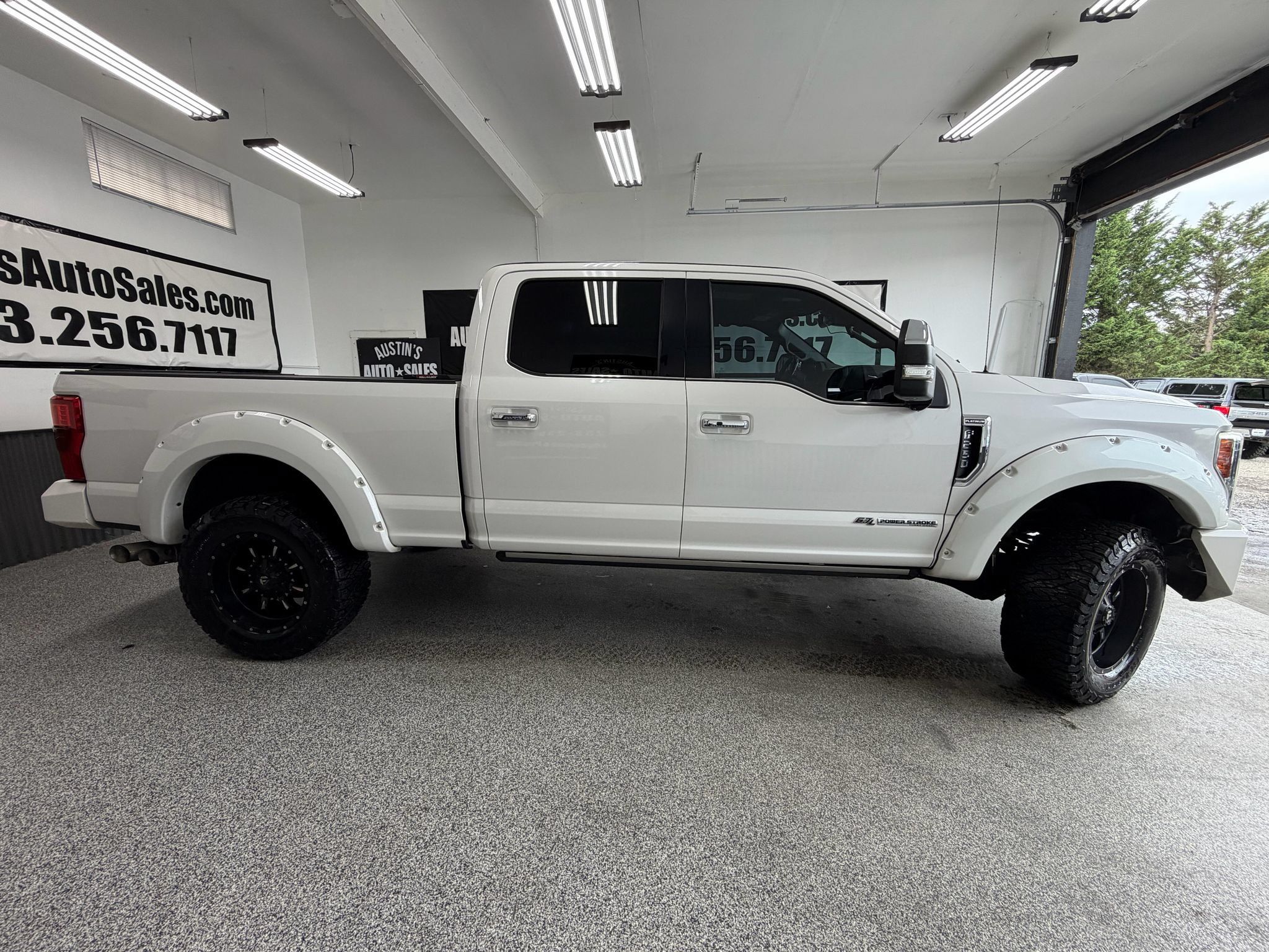 Used 2017 Ford F250 Platinum w/ Platinum Ultimate Package AWD/4WD image 2