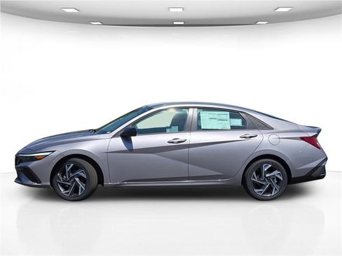 New 2025 Hyundai Elantra SEL image 4