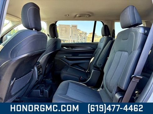 Used 2023 Jeep Grand Cherokee L Laredo image 15