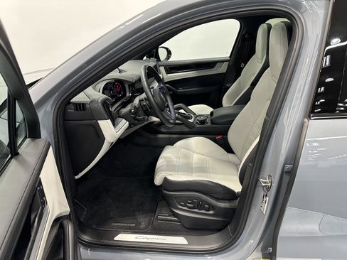 Certified 2025 Porsche Cayenne Coupe image 16