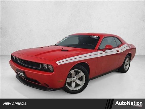 Used 2014 Dodge Challenger SXT image 1