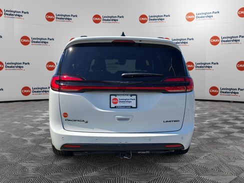 Used 2024 Chrysler Pacifica Limited w/ Uconnect Theater Family Group image 6