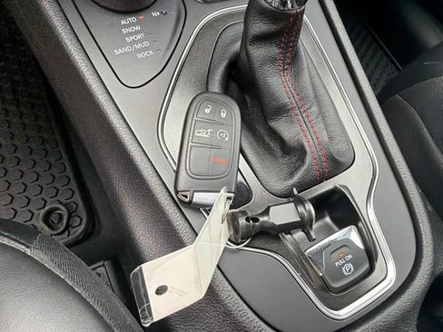 Used 2021 Jeep Cherokee Trailhawk AWD/4WD image 33