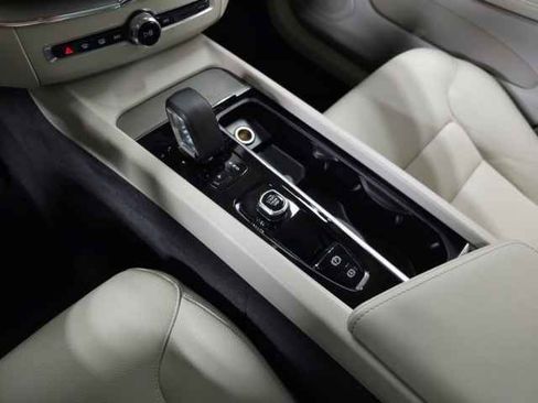 Used 2024 Volvo XC60 T8 Plus w/ Protection Package Premier image 32