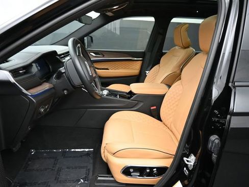 Used 2025 Jeep Grand Cherokee Summit image 32