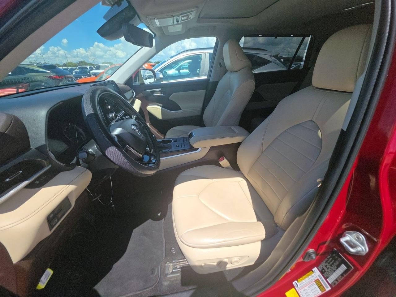 Used 2021 Toyota Highlander XLE AWD/4WD image 5