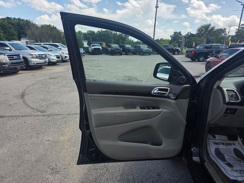 Used 2012 Jeep Grand Cherokee Laredo RWD image 6