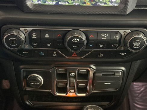 Used 2021 Jeep Wrangler Unlimited Sahara w/ Cold Weather Group AWD/4WD image 21