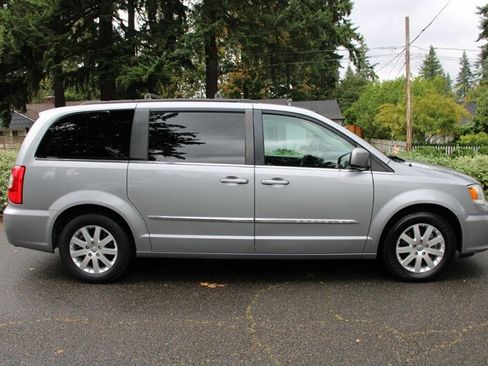 Used 2014 Chrysler Town & Country Touring image 13