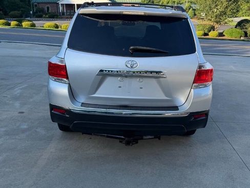 Used 2011 Toyota Highlander Limited w/ Tow Pkg FWD image 4