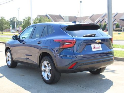 Used 2024 Chevrolet Trax LS w/ LS Convenience Package FWD image 3