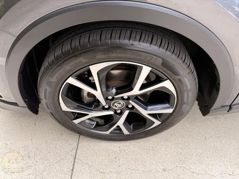 Used 2018 Toyota C-HR XLE FWD image 13