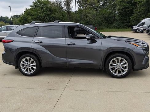 Used 2023 Toyota Highlander Limited AWD/4WD image 2