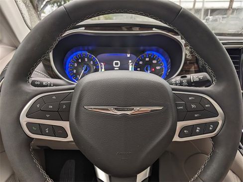 Used 2023 Chrysler Pacifica Limited image 24