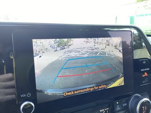 Used 2023 Toyota Highlander LE FWD image 14