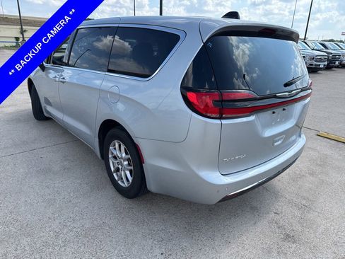 Used 2023 Chrysler Pacifica Touring-L FWD image 8