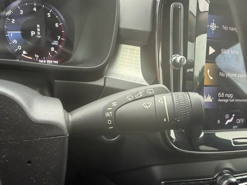 Used 2021 Volvo XC40 T4 Momentum FWD image 22