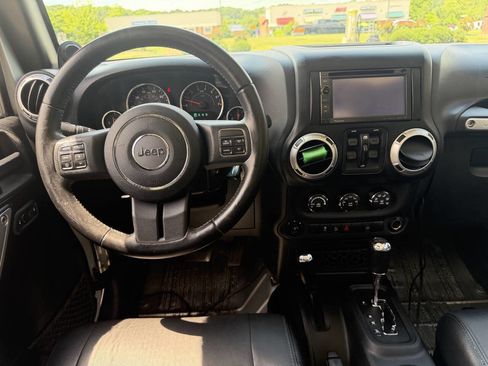 Used 2012 Jeep Wrangler Unlimited Sahara w/ Connectivity Group AWD/4WD image 10