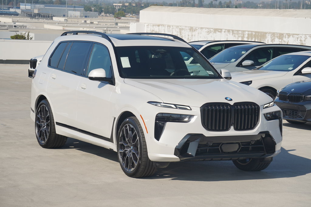 Used 2026 BMW X7 xDrive40i w/ M Sport Package AWD/4WD image 3