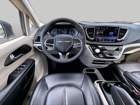 Used 2023 Chrysler Pacifica Touring-L FWD image 6