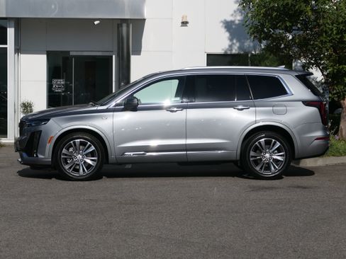 Certified 2025 Cadillac XT6 Premium Luxury FWD image 2