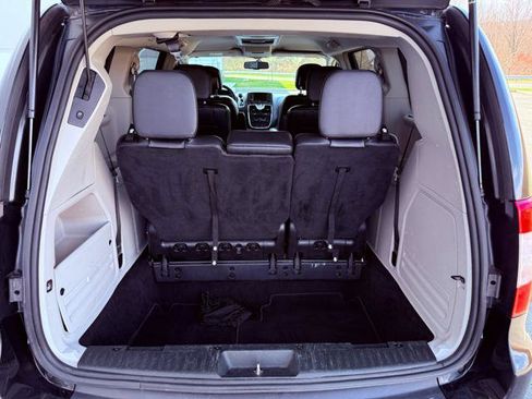 Used 2015 Chrysler Town & Country Touring image 23