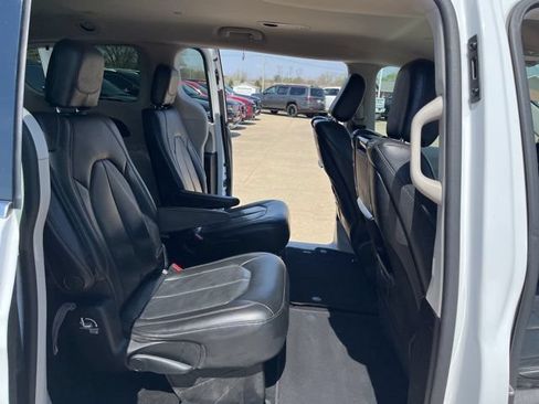 Used 2018 Chrysler Pacifica Touring-L Plus FWD image 19