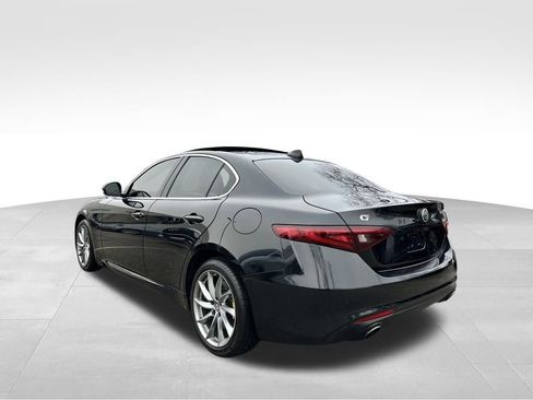 Used 2017 Alfa Romeo Giulia Base image 8