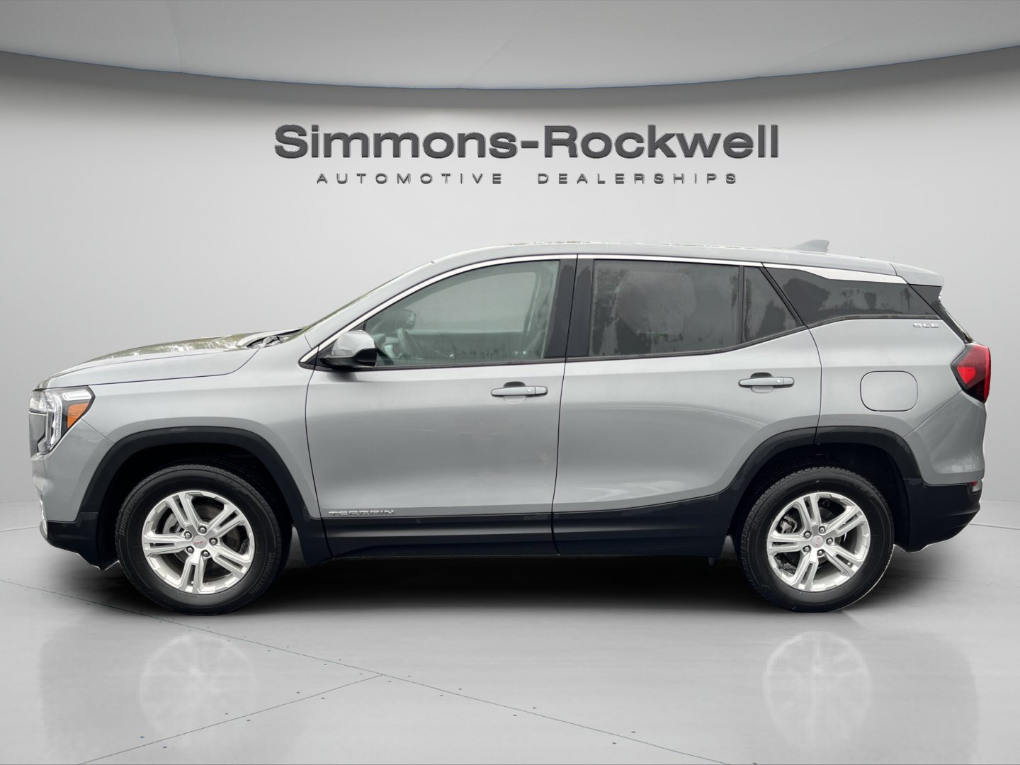 Used 2024 GMC Terrain SLE AWD/4WD image 2