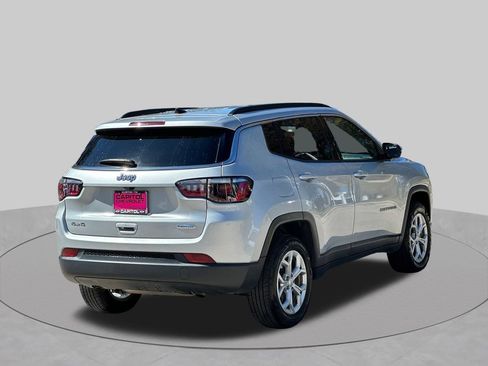 Used 2024 Jeep Compass Latitude AWD/4WD image 5