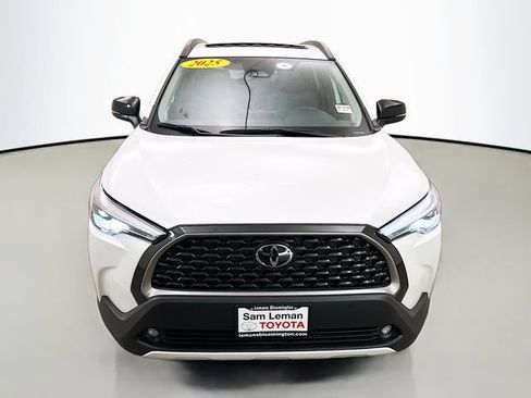 Used 2025 Toyota Corolla Cross XLE w/ Convenience Package FWD image 2
