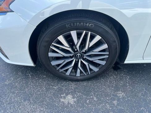 Used 2025 Nissan Altima 2.5 SV FWD image 10