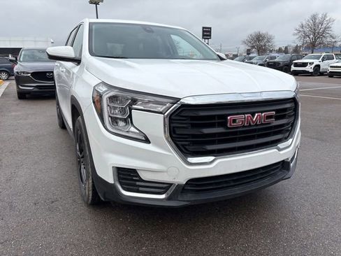Used 2024 GMC Terrain SLE image 4