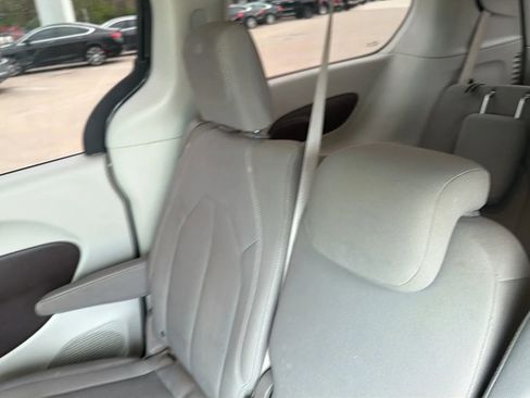 Used 2017 Chrysler Pacifica Touring image 33