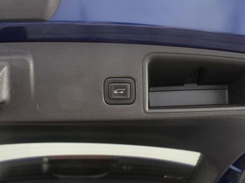 Used 2023 GMC Terrain SLE w/ Driver Convenience Package image 19