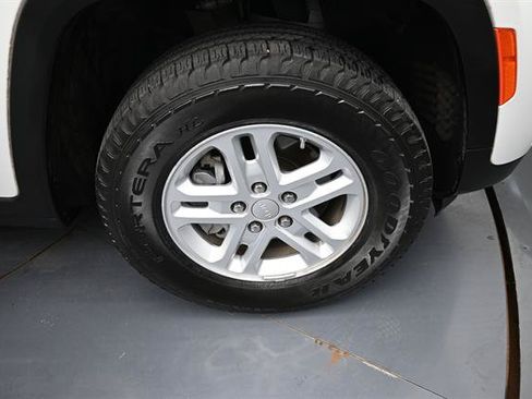 Used 2023 Jeep Grand Cherokee Laredo AWD/4WD image 25