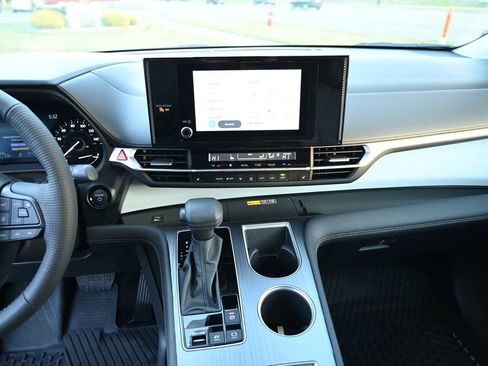 Used 2025 Toyota Sienna LE image 27