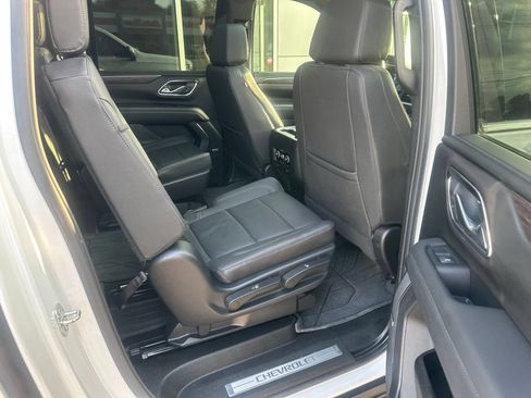 Used 2023 Chevrolet Suburban LT w/ Luxury Package AWD/4WD image 14