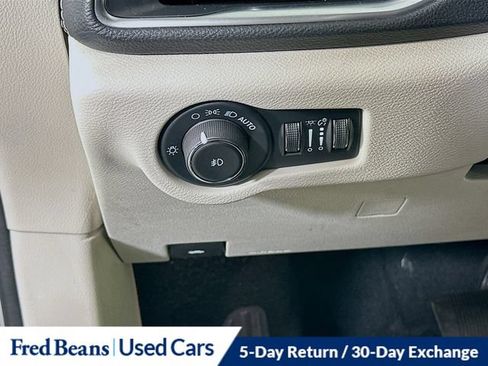 Used 2023 Chrysler Pacifica Limited FWD image 15