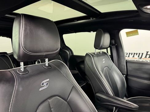 Used 2025 Chrysler Pacifica Limited image 33