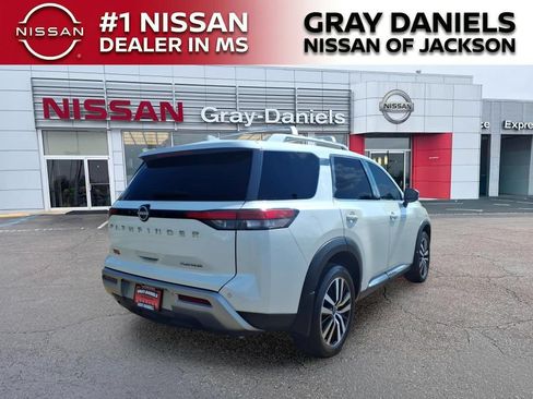 Certified 2024 Nissan Pathfinder Platinum w/ Cargo Package FWD image 8