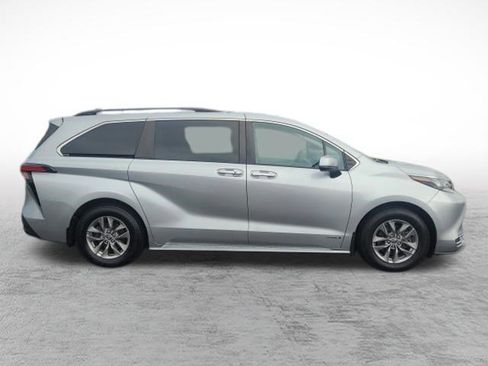 Used 2021 Toyota Sienna XLE AWD/4WD image 4