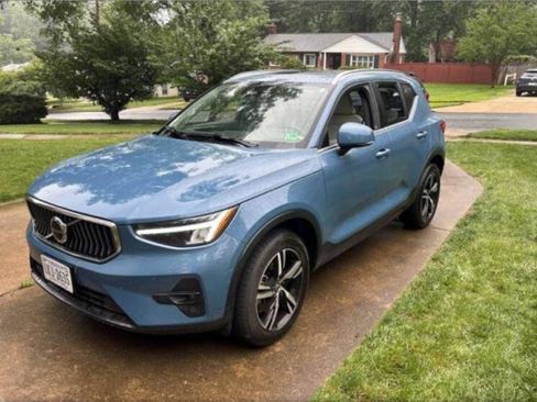 Used 2023 Volvo XC40 B5 Plus AWD/4WD image 13