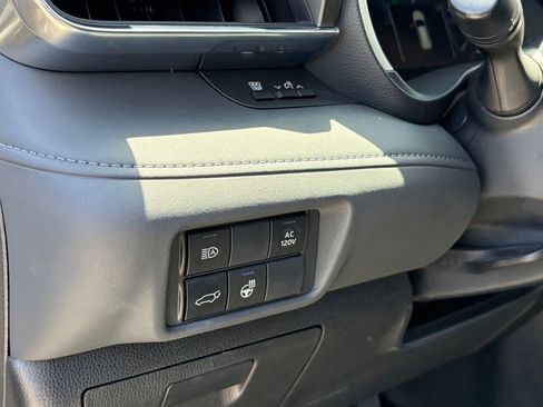 Used 2023 Toyota Highlander Limited FWD image 9