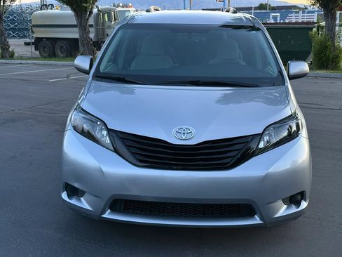 Used 2017 Toyota Sienna LE AWD/4WD image 8