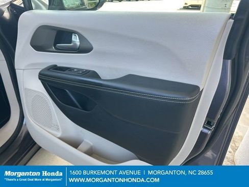 Used 2021 Chrysler Pacifica Touring-L w/ Uconnect Theater Family Group FWD image 39