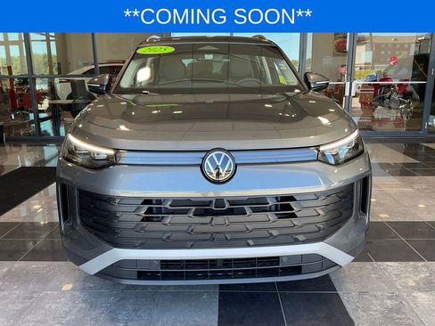 Used 2025 Volkswagen Tiguan SE FWD image 2