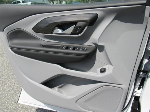 Used 2024 GMC Terrain SLE w/ Driver Convenience Package image 18